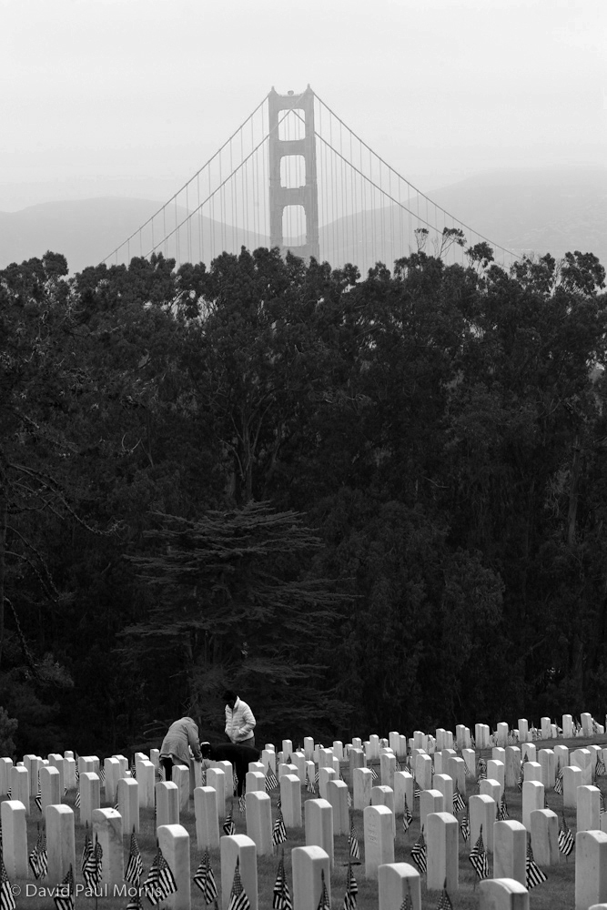 20090523DPM019_memorial.jpg With the backdrop of the Golden Gate Bridge, these ladies get ready to pay respects to a fallen veteran